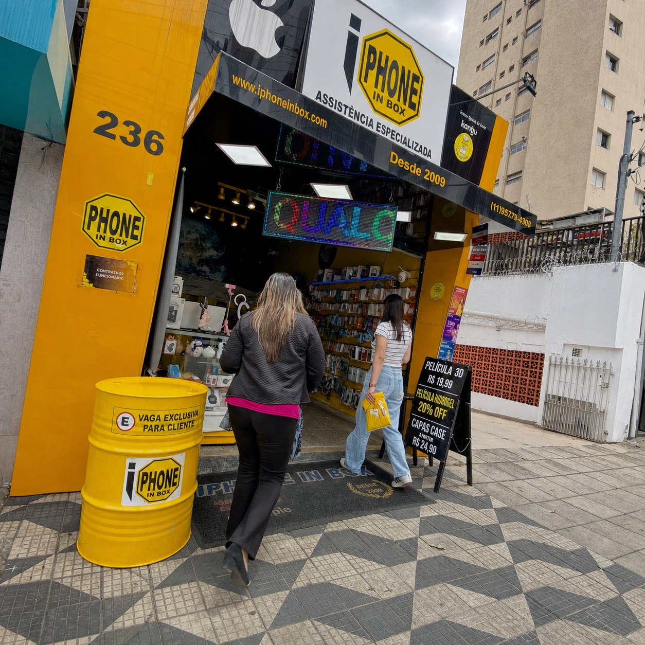 Clientes entrando em uma loja Phone In Box