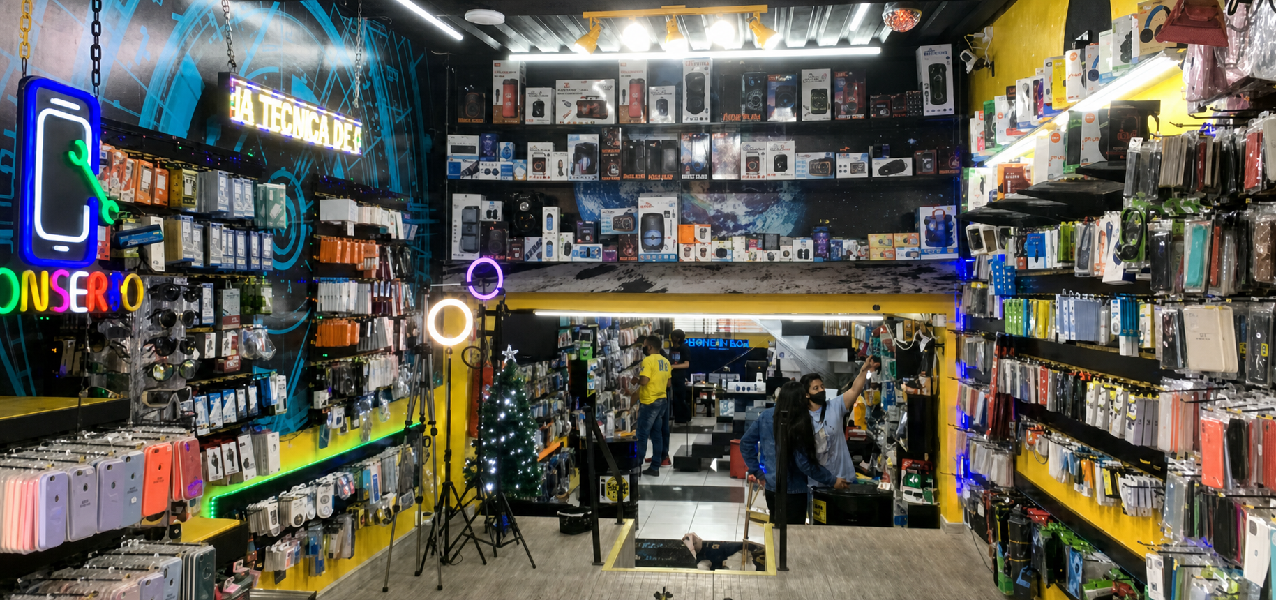 Interior de uma loja Phone In Box com acessórios e eletrônicos organizados nas prateleiras
