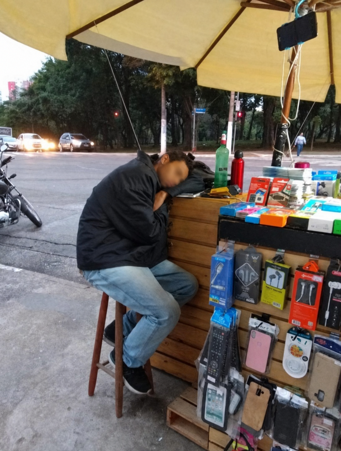 Registro da rotina na banca, com o rosto da pessoa preservado