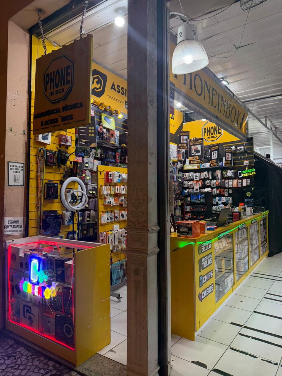 Estrutura concluída de uma unidade Phone In Box em galeria